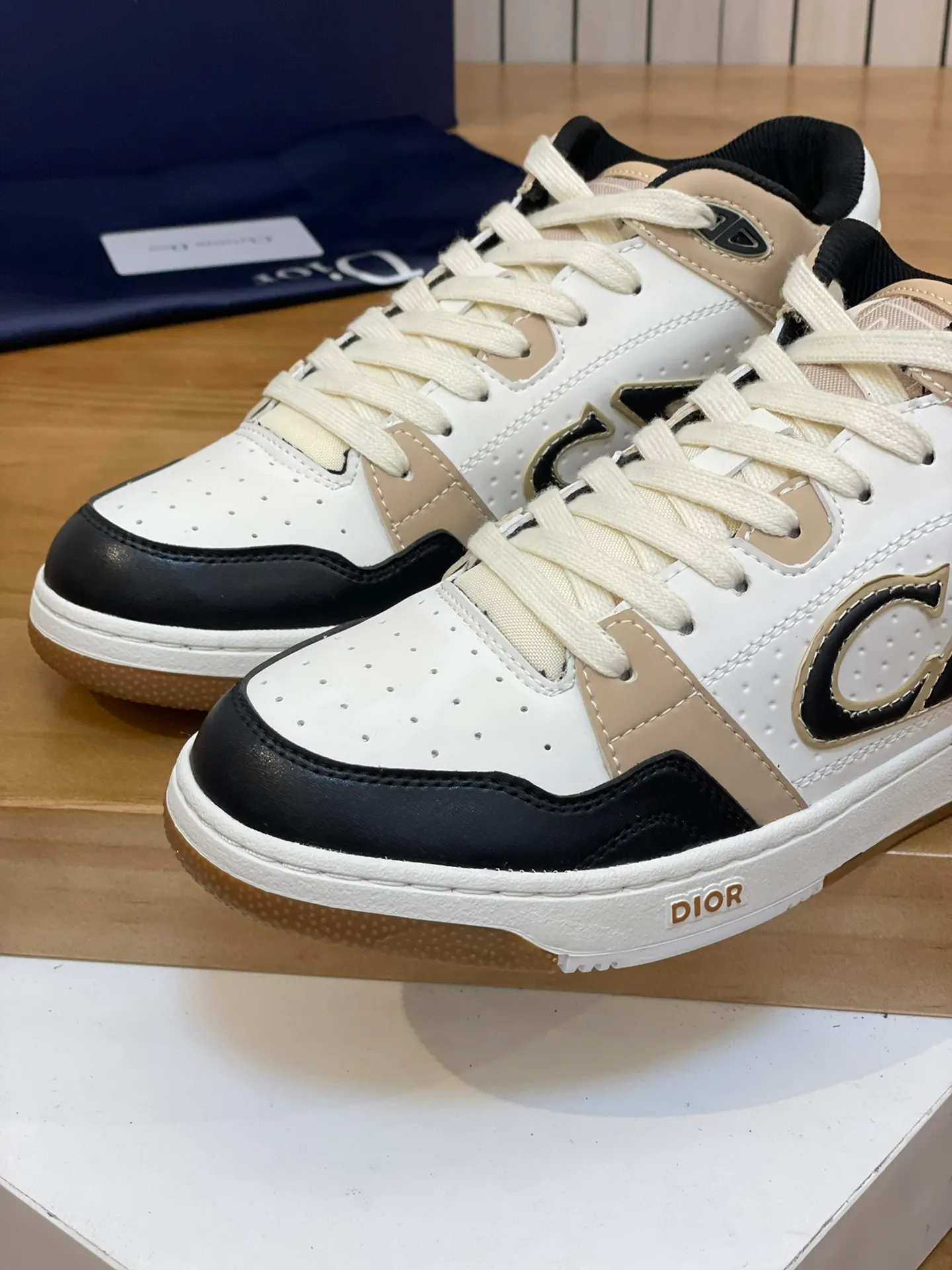Men's shoes: 💰P440¥ Product trademark: Dior* "Dior*" high-top casual shoes Regular size: 38-44 (can be customized to 45.46) Product materials: Upper imported cowhide stitched with original fabric, breathable lining, original outsole. Number: 1006